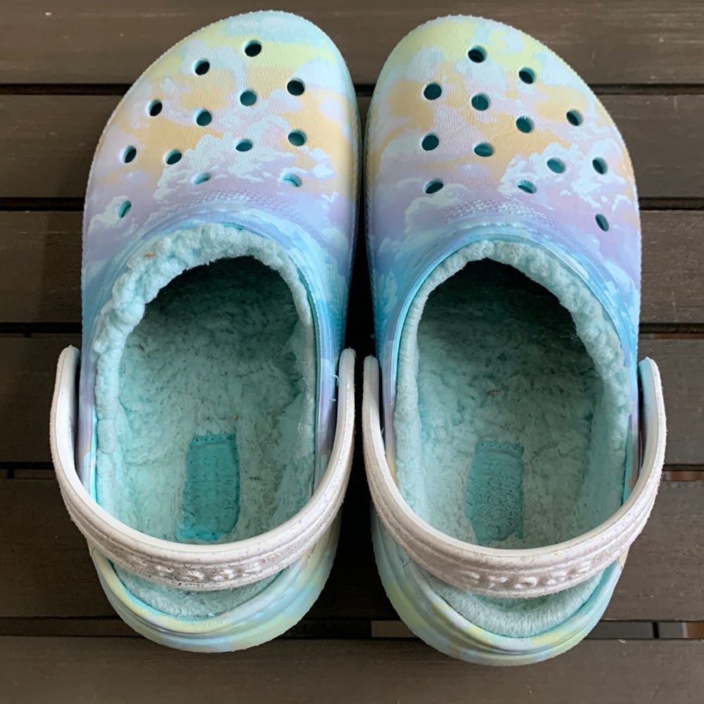 Girls CROCS Sz 11C in sky blue with fur lining on inside. Preowned